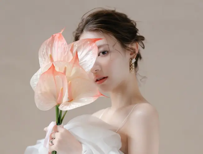 ドレス姿と花