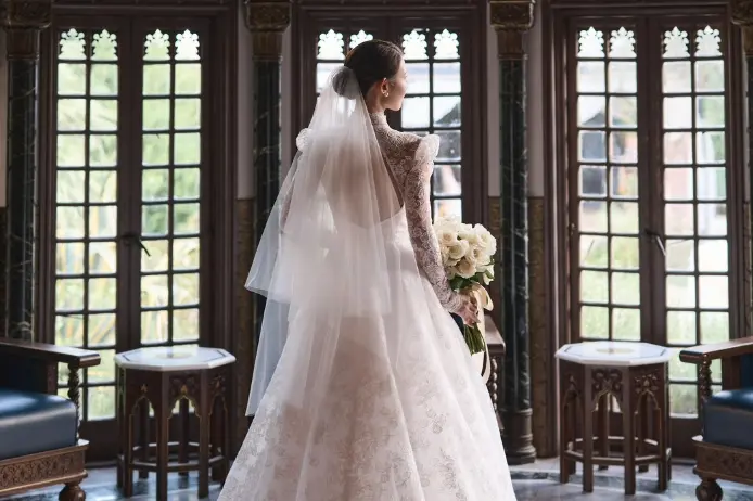 背面ドレス姿