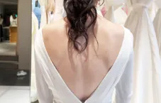 悩む女性